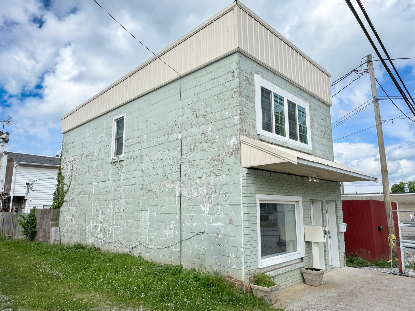 113 Lafayette Street Anna, IL 62906 - Photo 5 of 33 a front view of a house with a garden