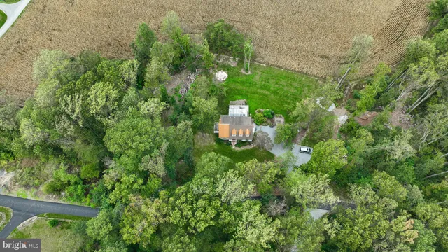 a view of a house with backyard and garden