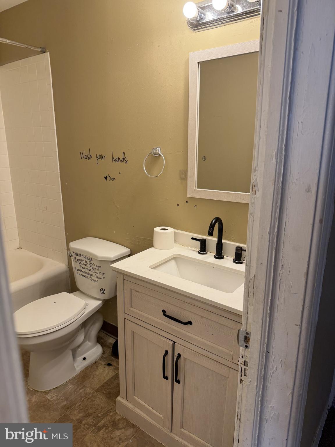 927 Keystone Road Chester, PA 19013 - Photo 19 of 26 Full 2nd Fl Hall Bath