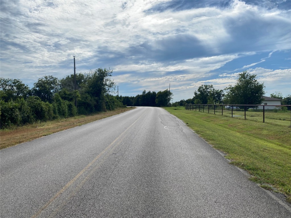 11810 Reinecker Road Wallis, TX 77485 - Photo 31 of 35 Paved road