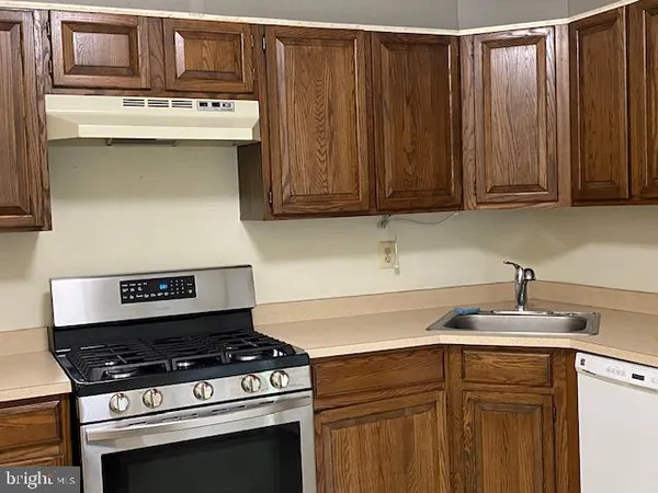 $2,250 | 39 Mulberry Court, Trenton, NJ 08619