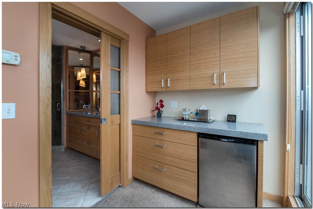 1237 Washington Avenue, Unit 1209 Cleveland, OH 44113 - Photo 20 of 33 Master has beverage fridge, cust cabinetry w/granite countertops allowing for plenty of good storage.