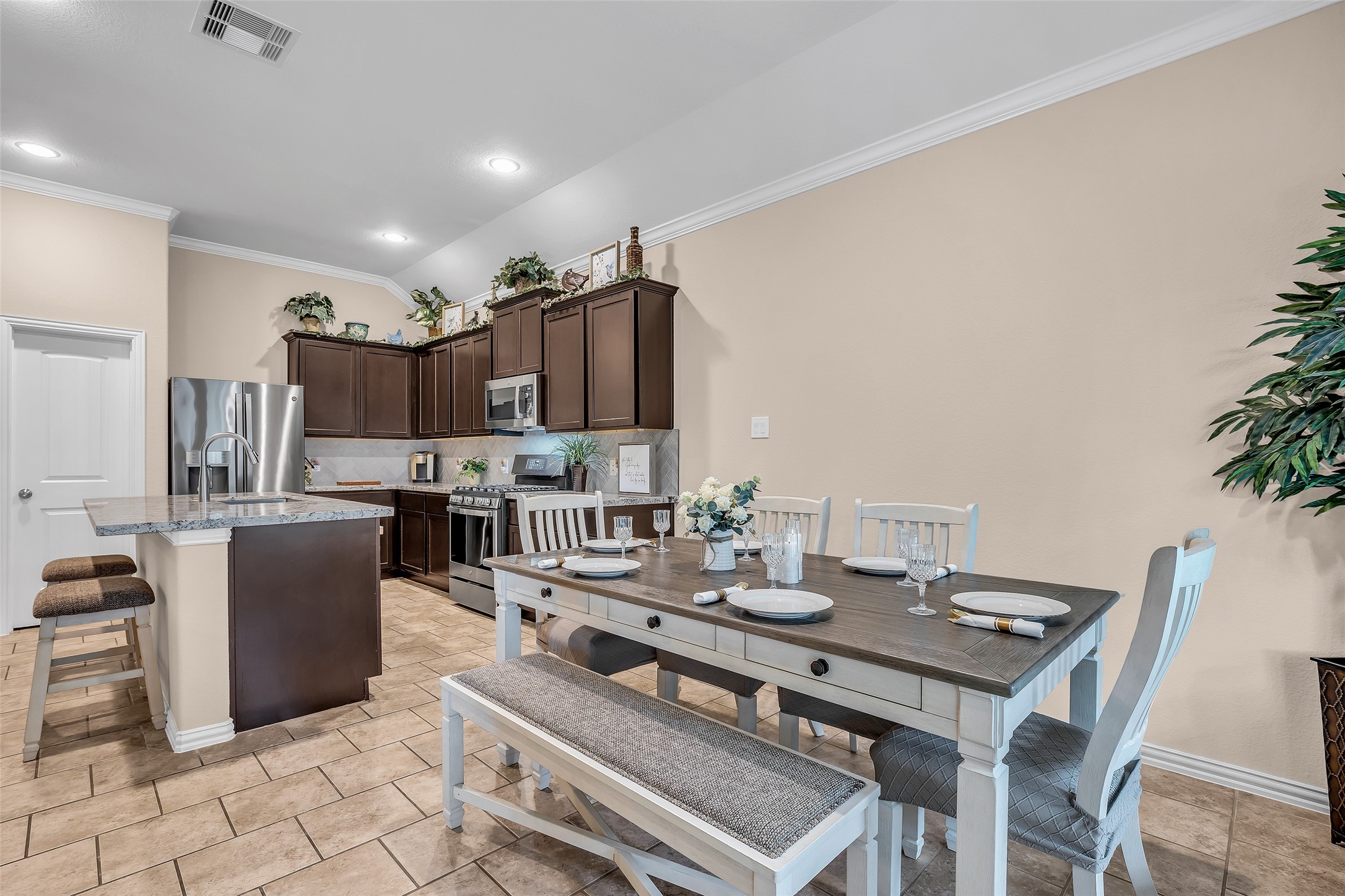 34 Sawbridge Circle Spring, TX 77389 - Photo 10 of 38 Light and bright breakfast room over looking the serene back yard