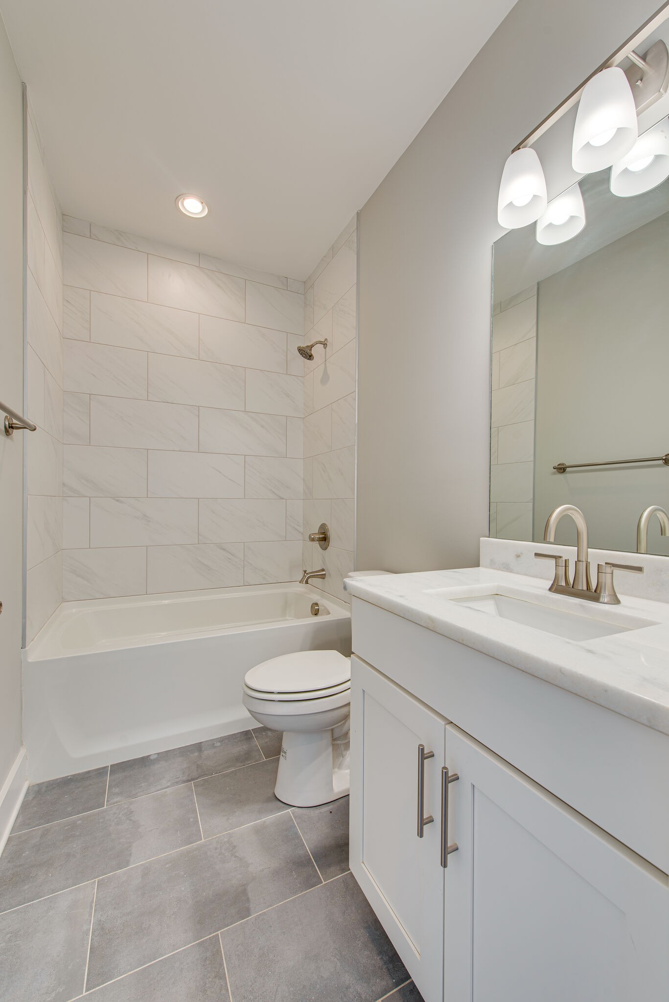 119 Demoss Road Nashville, TN 37209 - Photo 25 of 38 a bathroom with a sink a toilet and a bathtub