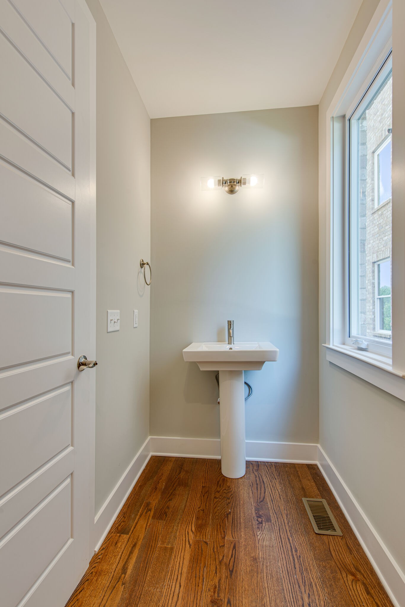 119 Demoss Road Nashville, TN 37209 - Photo 7 of 38 a view of empty room with wooden floor and sink