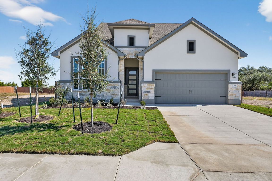 a view of a house with backyard and trees