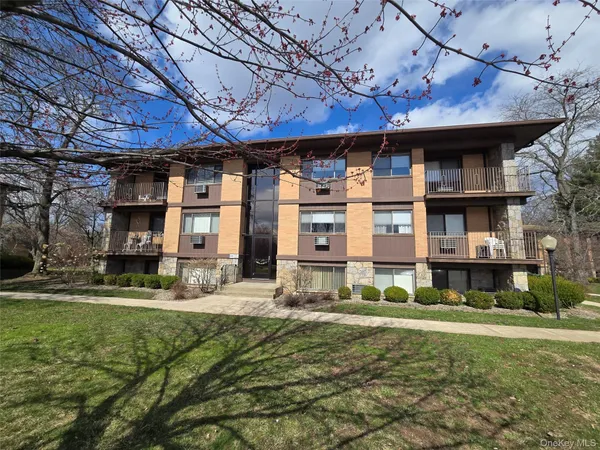 $175,000 | 10 Oakwood Terrace, Unit 26, New Windsor, NY 12553