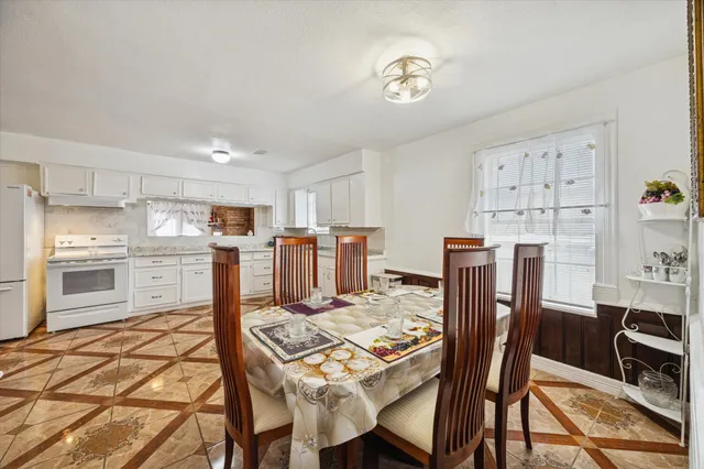 $325,900 | 305 West Thomas Avenue, Pasadena, TX 77506