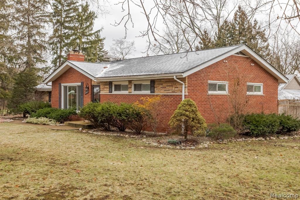 28430 Bayberry Road Farmington Hills, MI 48331 - Photo 2 of 21 Gallery Image 2