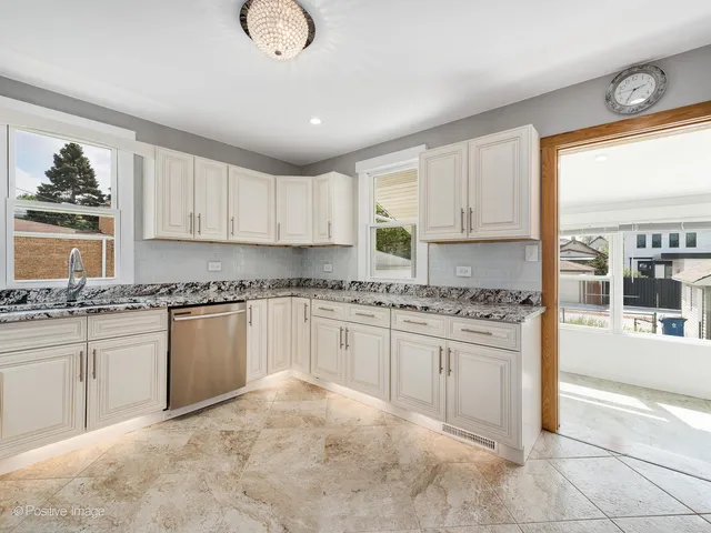 $539,000 | 827 Thomas Avenue, Forest Park, IL 60130