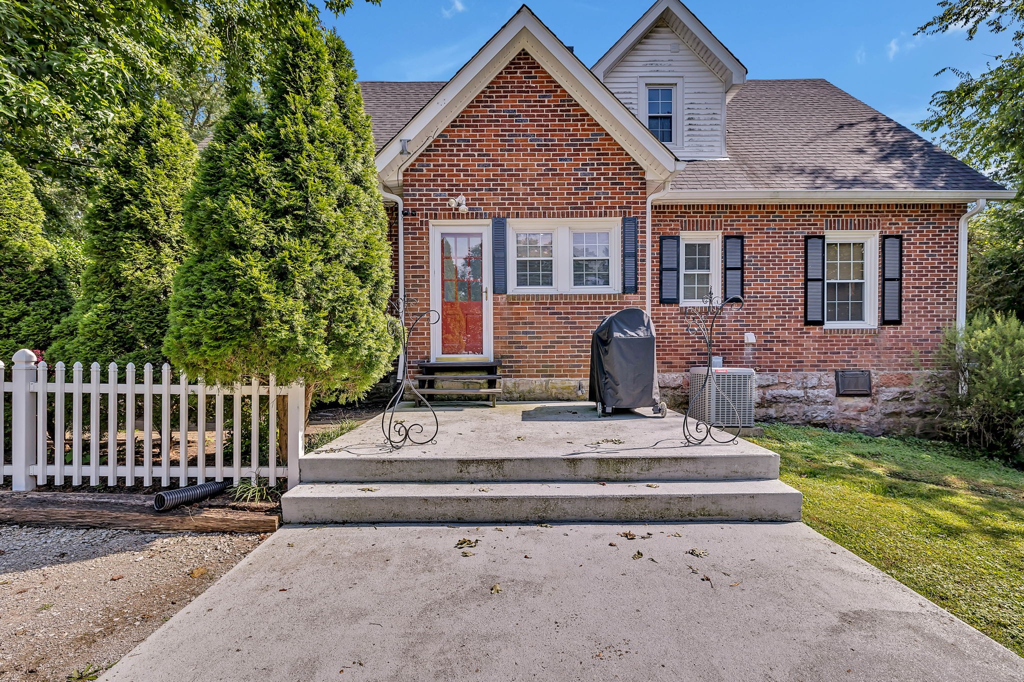 301 Cullum Street Carthage, TN 37030 - Photo 40 of 42 a front view of a house with garden