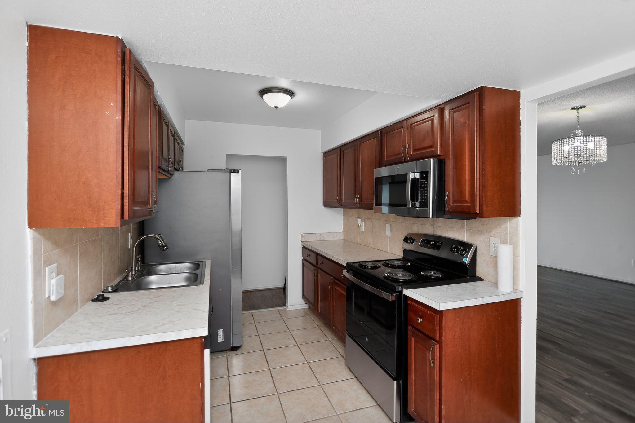 6101 Edsall Road, Unit 1704 Alexandria, VA 22304 - Photo 18 of 33 a kitchen with stainless steel appliances granite countertop a stove a sink and a refrigerator