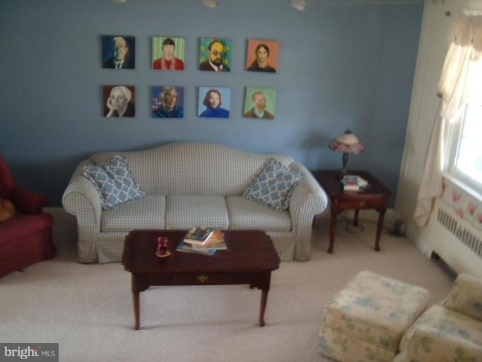 319 Dumbarton Road Baltimore, MD 21212 - Photo 4 of 30 Living room