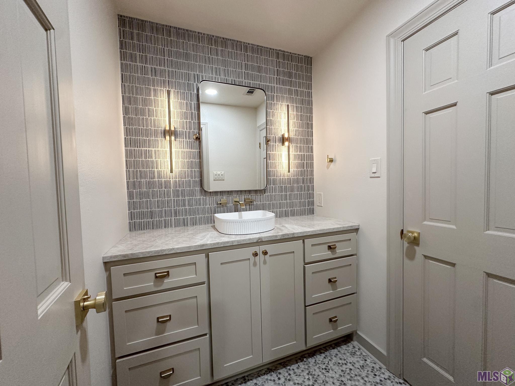 1635 Applewood Road Baton Rouge, LA 70808 - Photo 22 of 41 Jack & Jill Bathroom