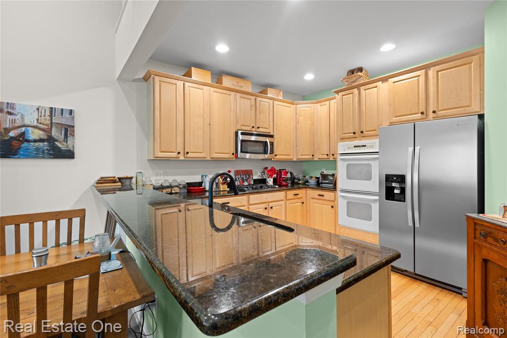 731 East Bluff Court Rochester Hills, MI 48306 - Photo 9 of 39