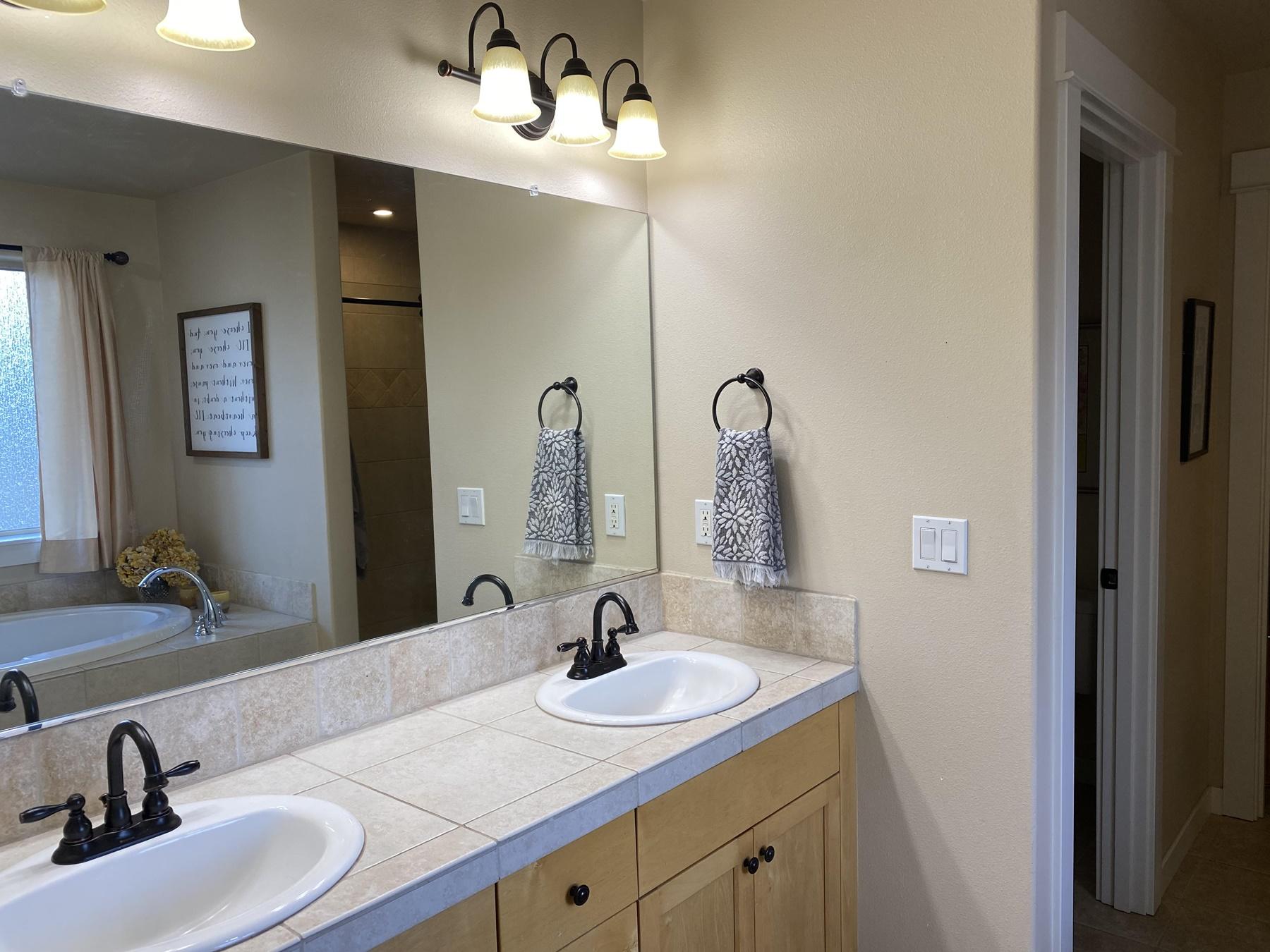62483 Eagle Road Bend, OR 97701 - Photo 22 of 27 18-Master Bath