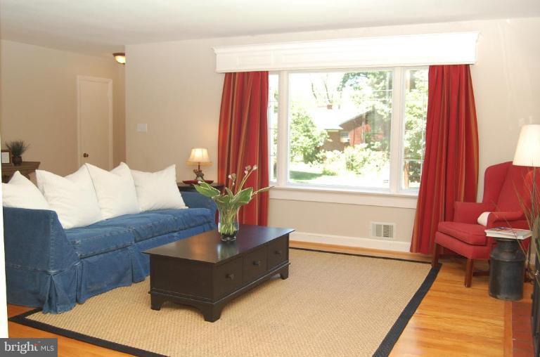 2604 Jennings Road Silver Spring, MD 20902 - Photo 4 of 30 Living Room