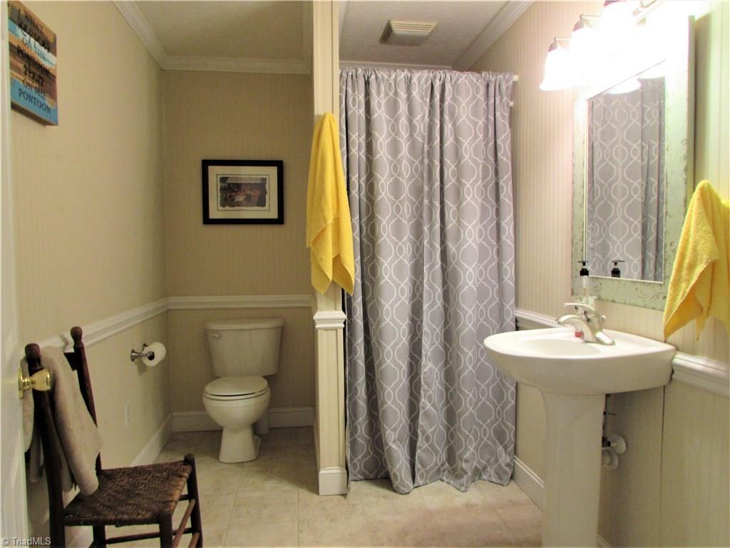 1532 Beckner Road Lexington, NC 27292 - Photo 11 of 30 Second level bath.