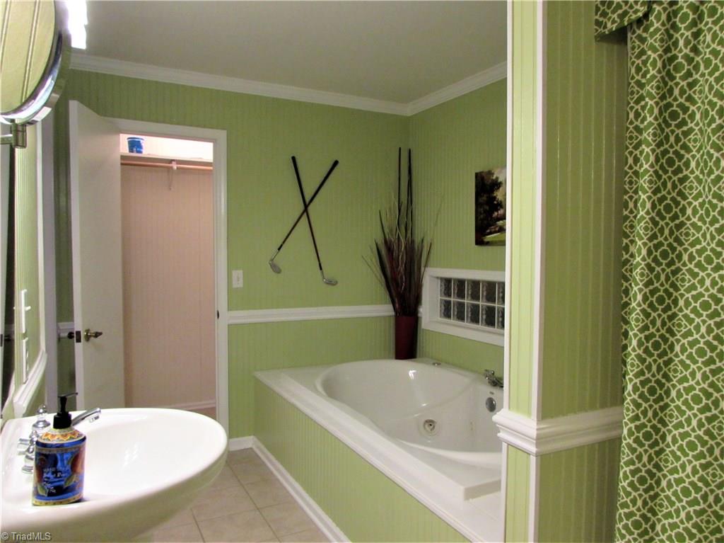 1532 Beckner Road Lexington, NC 27292 - Photo 20 of 30 Master bath.