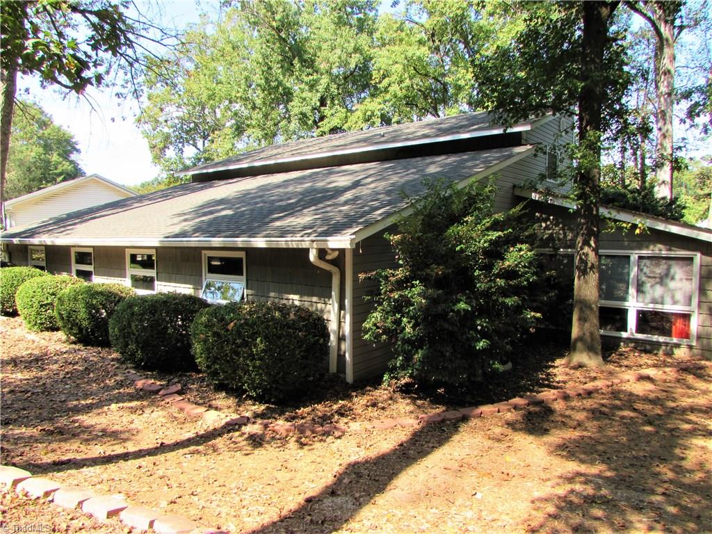 1532 Beckner Road Lexington, NC 27292 - Photo 3 of 30 Oversized garage with dog run leading to fenced yard.