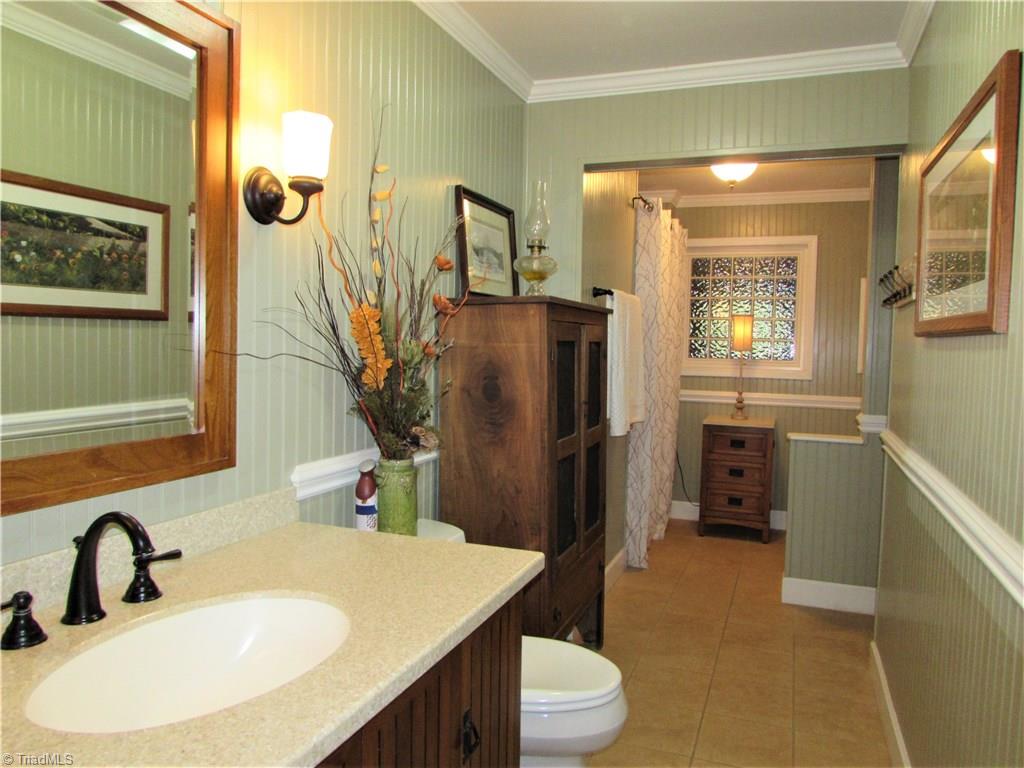 1532 Beckner Road Lexington, NC 27292 - Photo 21 of 30 Second bath on main level with soaking tub and separate shower.