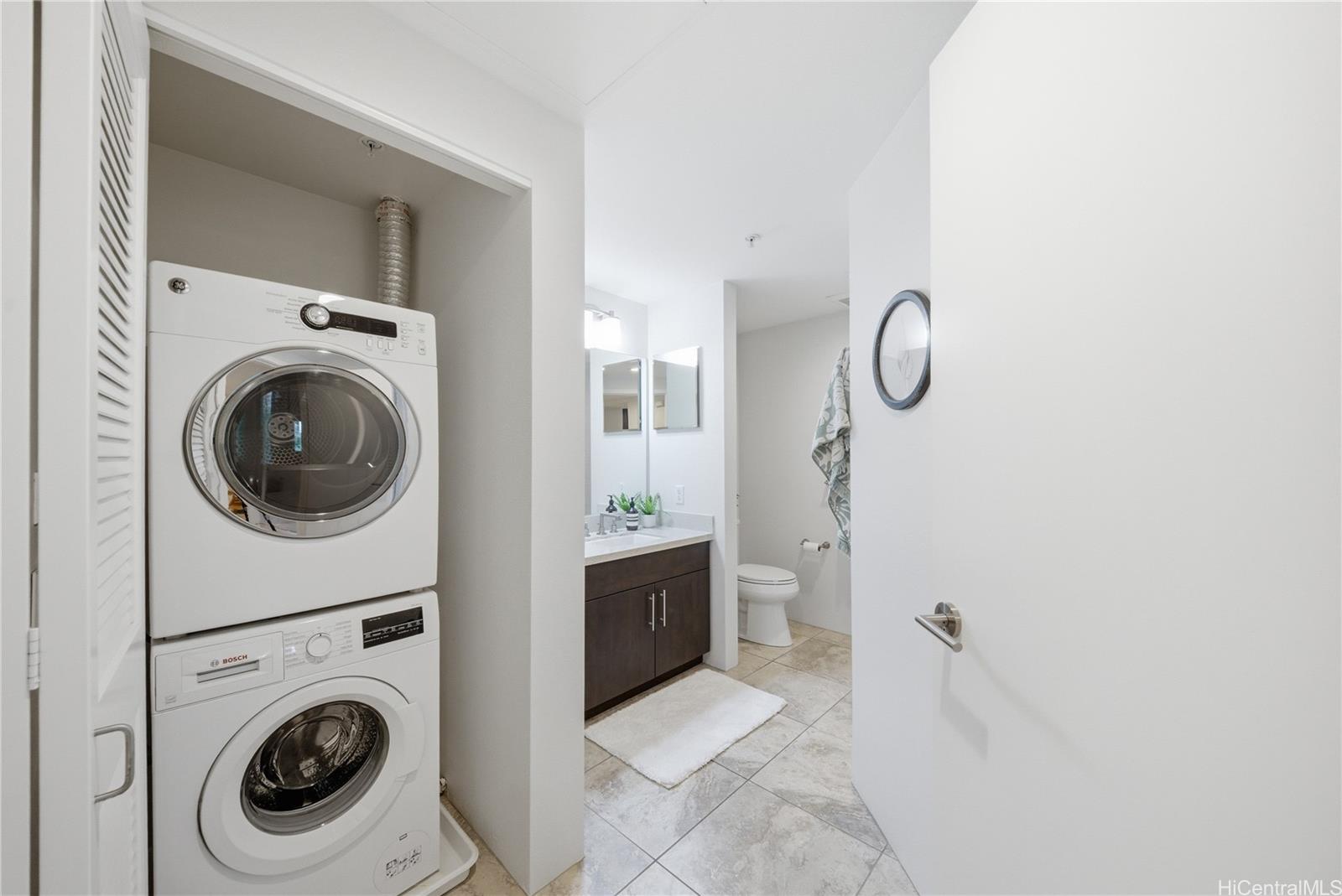 471 Kailua Road, Unit 3106 Kailua, HI 96734 - Photo 21 of 25 Hall bathroom with washer/dryer