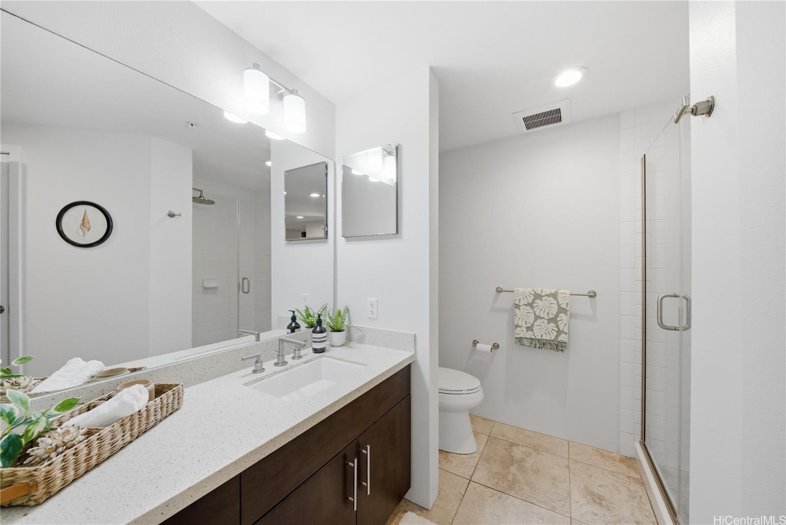 471 Kailua Road, Unit 3106 Kailua, HI 96734 - Photo 22 of 25 Full second bathroom with walk-in shower