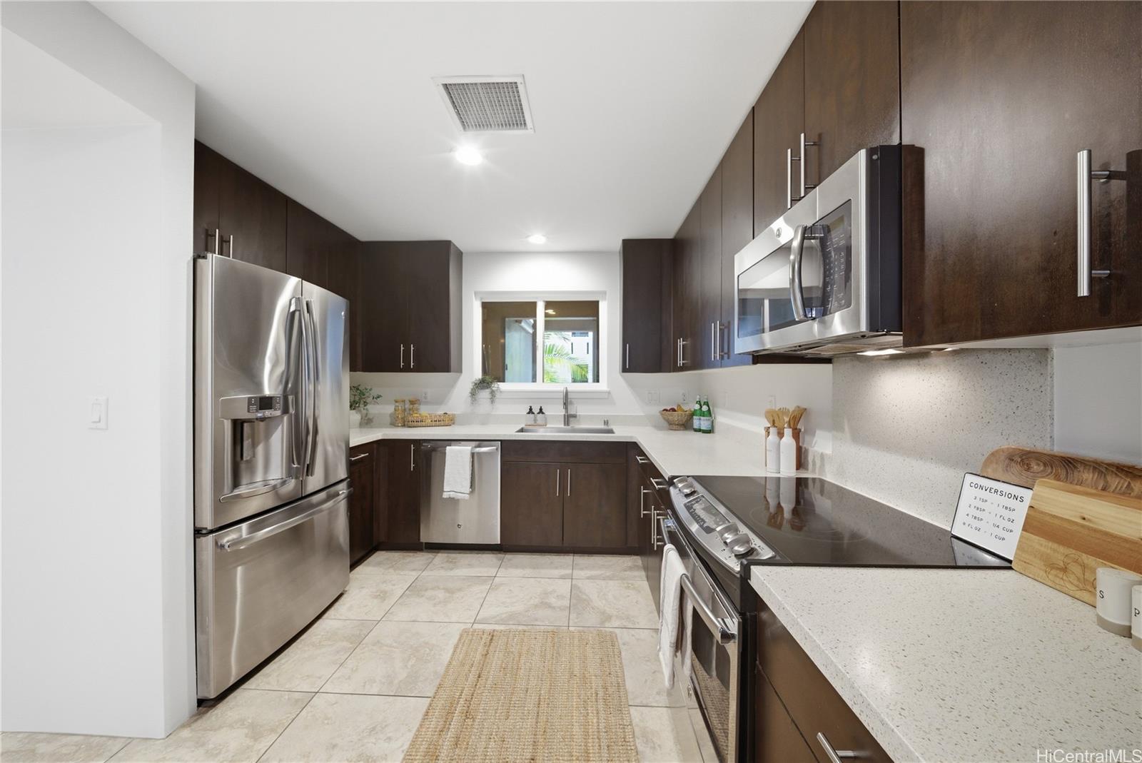 471 Kailua Road, Unit 3106 Kailua, HI 96734 - Photo 7 of 25 Large ktichen with lot's of counter space and cabinets