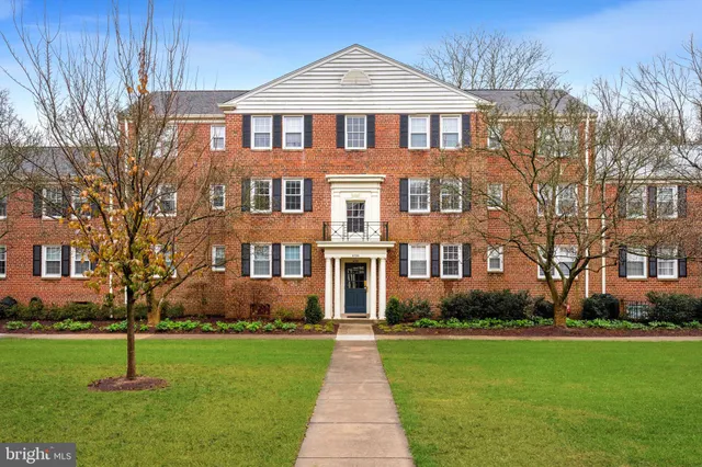 $335,000 | 6725 West Wakefield Drive, Unit B2, Alexandria, VA 22307