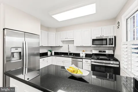 $335,000 | 6725 West Wakefield Drive, Unit B2, Alexandria, VA 22307