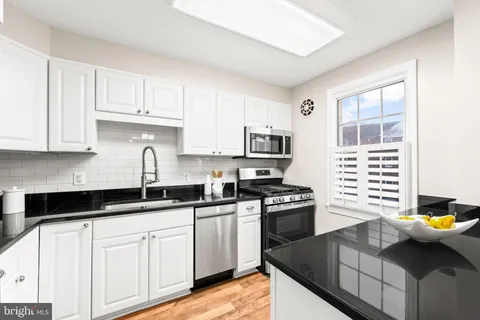 $335,000 | 6725 West Wakefield Drive, Unit B2, Alexandria, VA 22307