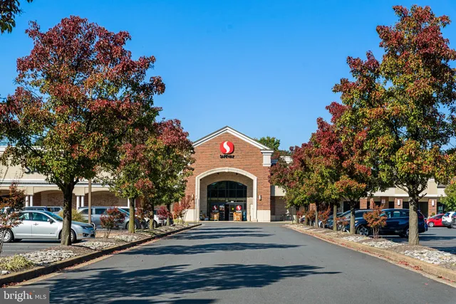 $335,000 | 6725 West Wakefield Drive, Unit B2, Alexandria, VA 22307