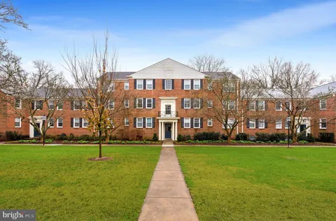 $335,000 | 6725 West Wakefield Drive, Unit B2, Alexandria, VA 22307