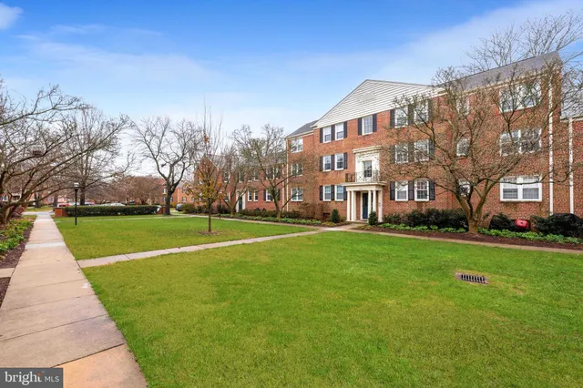 $335,000 | 6725 West Wakefield Drive, Unit B2, Alexandria, VA 22307