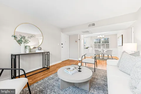 $335,000 | 6725 West Wakefield Drive, Unit B2, Alexandria, VA 22307