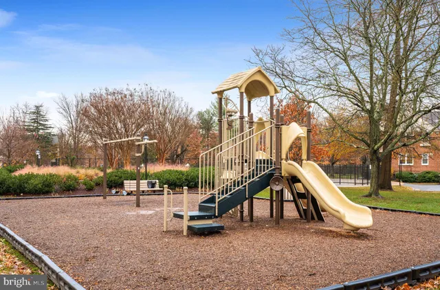 $335,000 | 6725 West Wakefield Drive, Unit B2, Alexandria, VA 22307