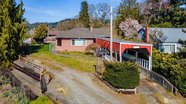 a view of a house with a yard
