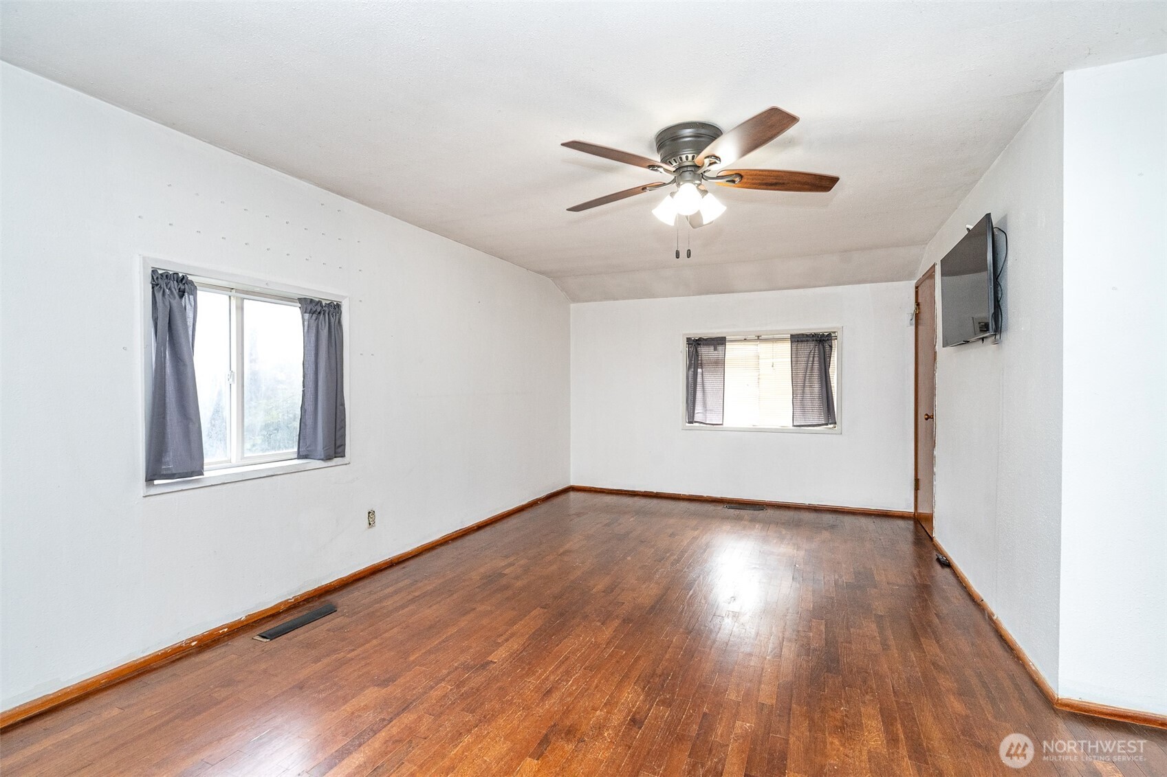 1428 Southwest Grandview Avenue Chehalis, WA 98532 - Photo 12 of 40 a view of empty room with wooden floor and fan