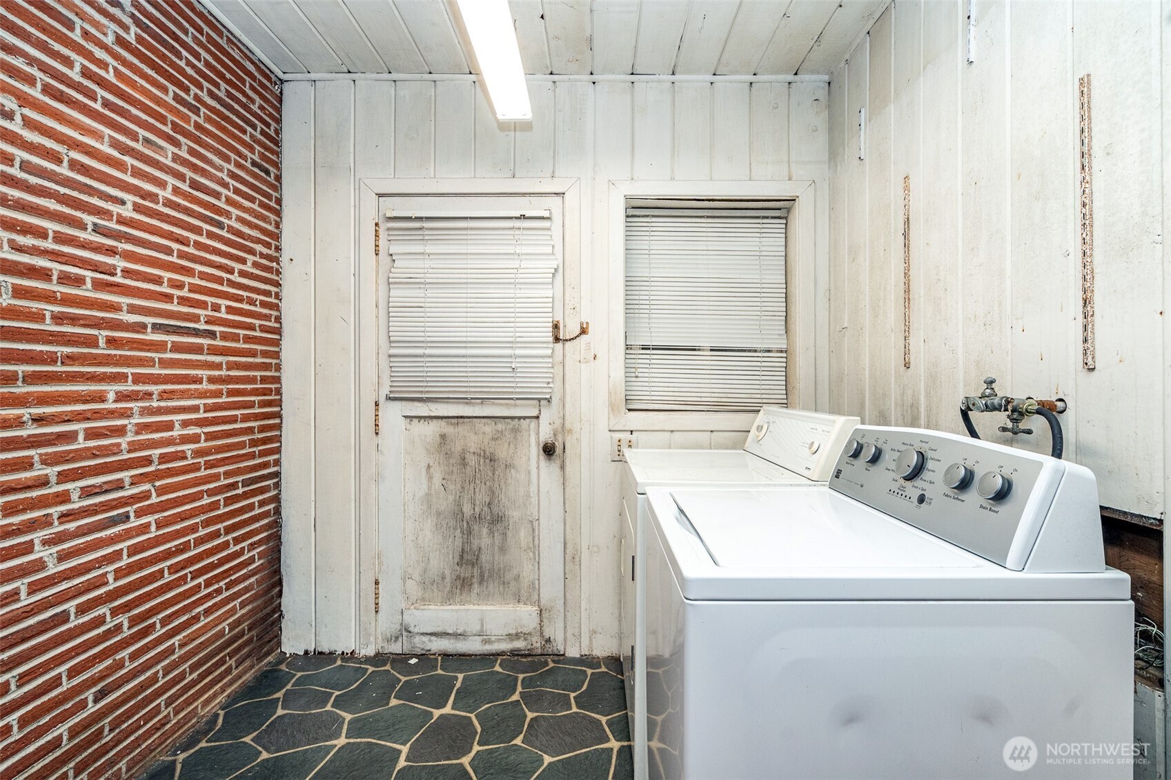 1428 Southwest Grandview Avenue Chehalis, WA 98532 - Photo 19 of 40 a utility room with dryer and washer