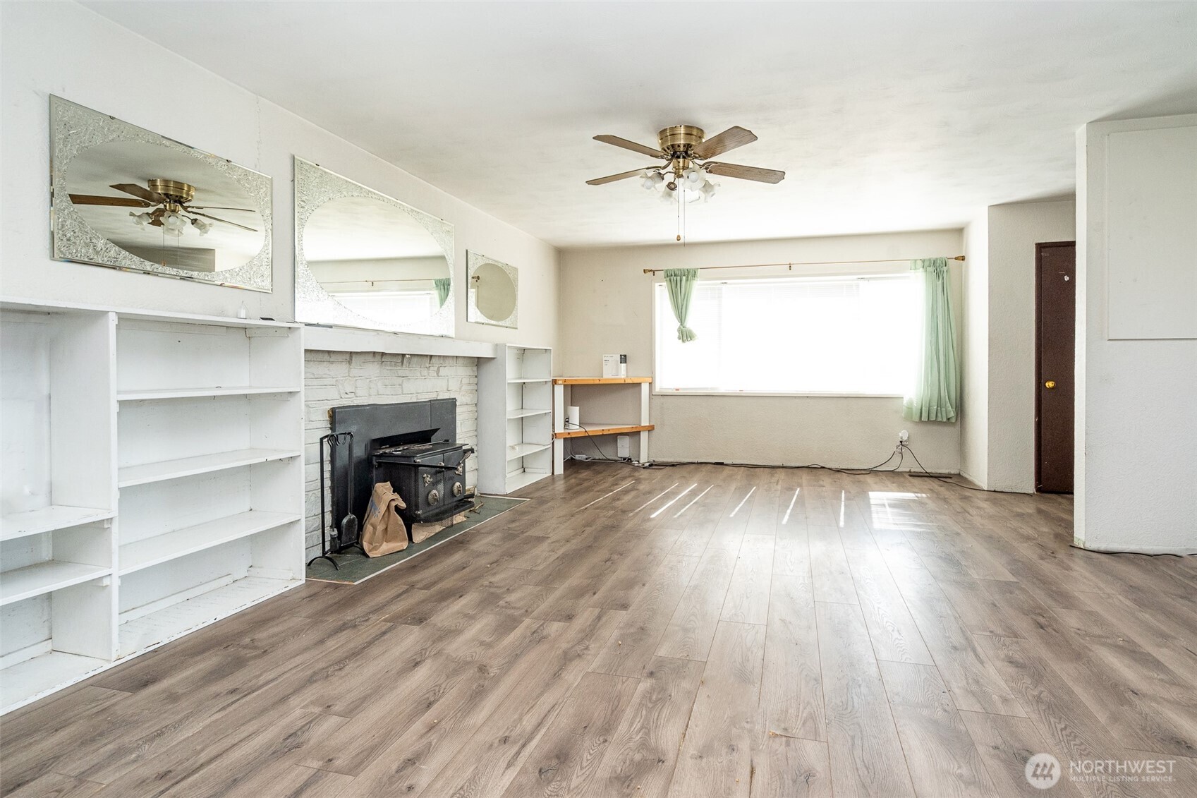 1428 Southwest Grandview Avenue Chehalis, WA 98532 - Photo 27 of 40 a view of a livingroom with wooden floor and a fireplace