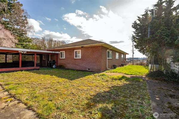 a view of a house with a backyard