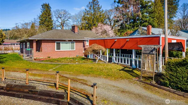 a view of a house with a yard