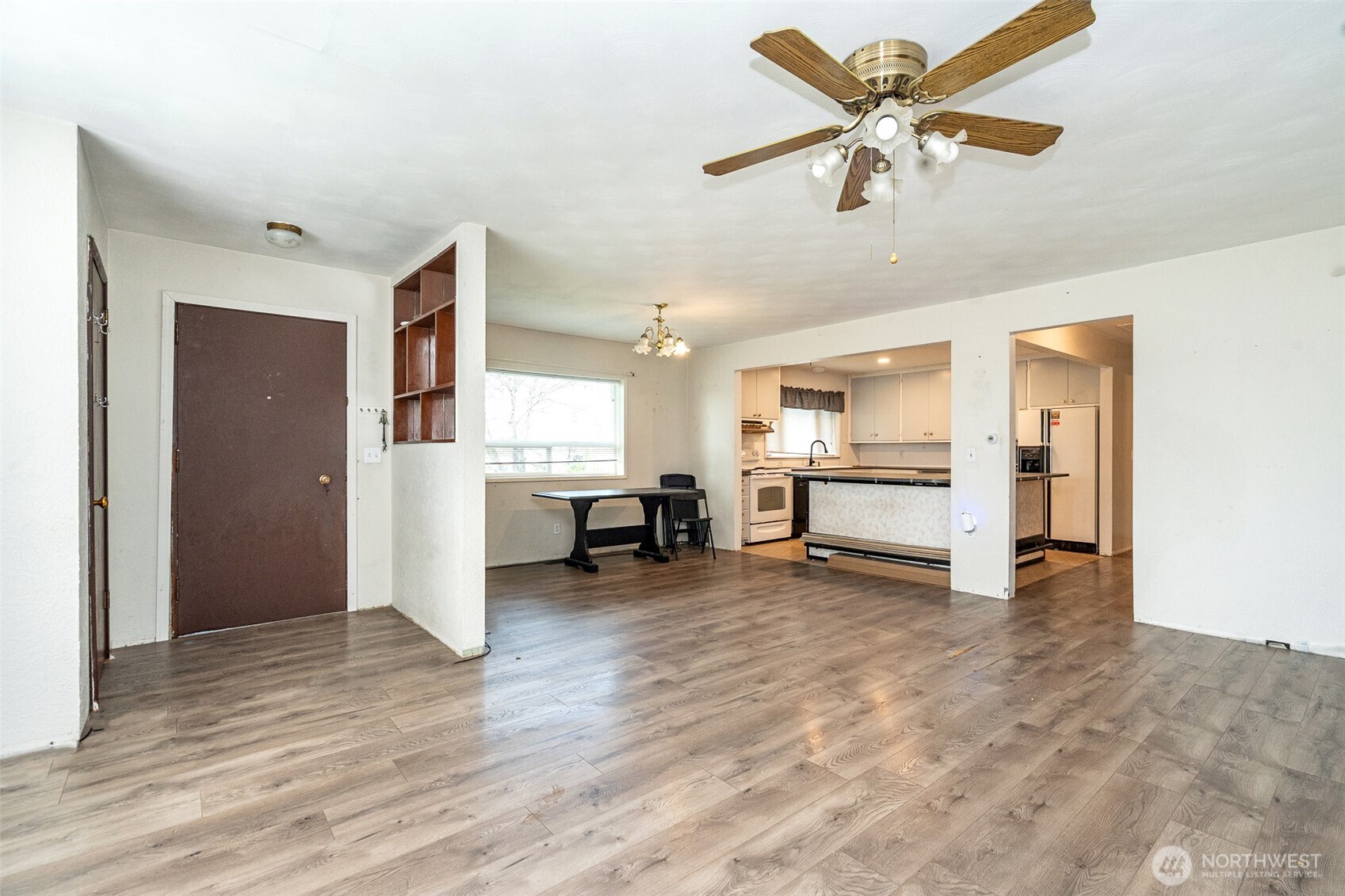 1428 Southwest Grandview Avenue Chehalis, WA 98532 - Photo 4 of 40 a view of a livingroom with a kitchen and a stove top oven