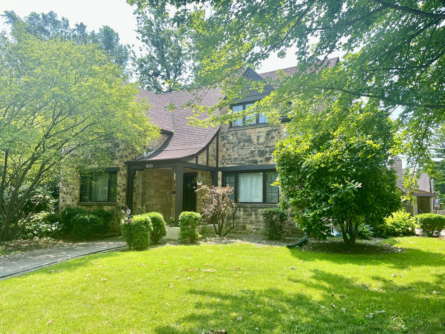 1010 Black Road Joliet, IL 60435 - Photo 4 of 17 a front view of house with yard and trees