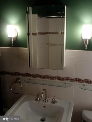 721 South Glebe Road Arlington, VA 22204 - Photo 1 of 23 Bath