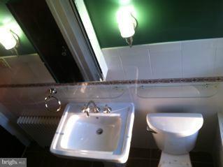 721 South Glebe Road Arlington, VA 22204 - Photo 2 of 23 Bath