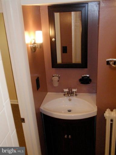 721 South Glebe Road Arlington, VA 22204 - Photo 19 of 23 Bath