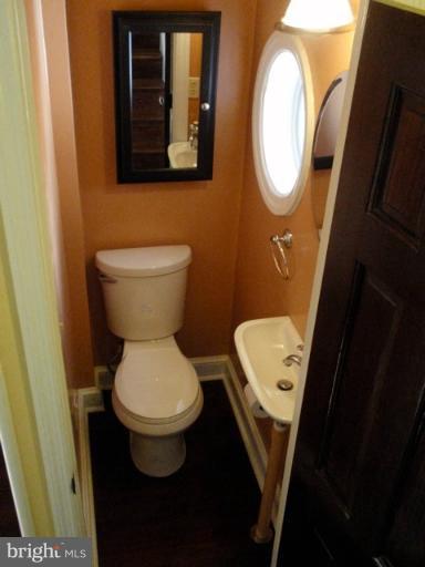 721 South Glebe Road Arlington, VA 22204 - Photo 8 of 23 Bath