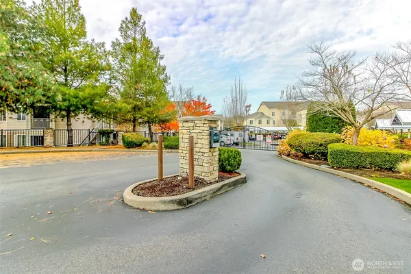 $320,000 | 18615 101st Ave Court East, Unit J 262, Puyallup, WA 98375