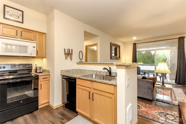 $320,000 | 18615 101st Ave Court East, Unit J 262, Puyallup, WA 98375